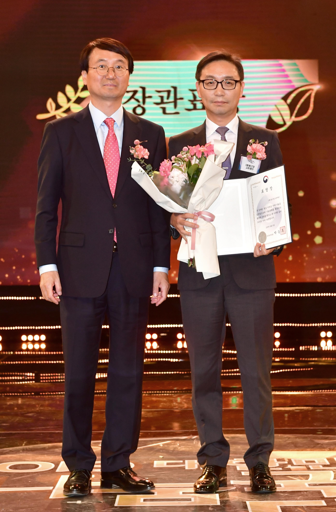 : ‘2019년 대한민국 나눔국민대상' 시상식에서 보건복지부 장관상을 수상한 종근당고촌재단 최정길 국장(오른쪽)이 보건복지부 사회서비스정책관 이강호 국장(왼쪽)과 기념촬영을 하고 있다.