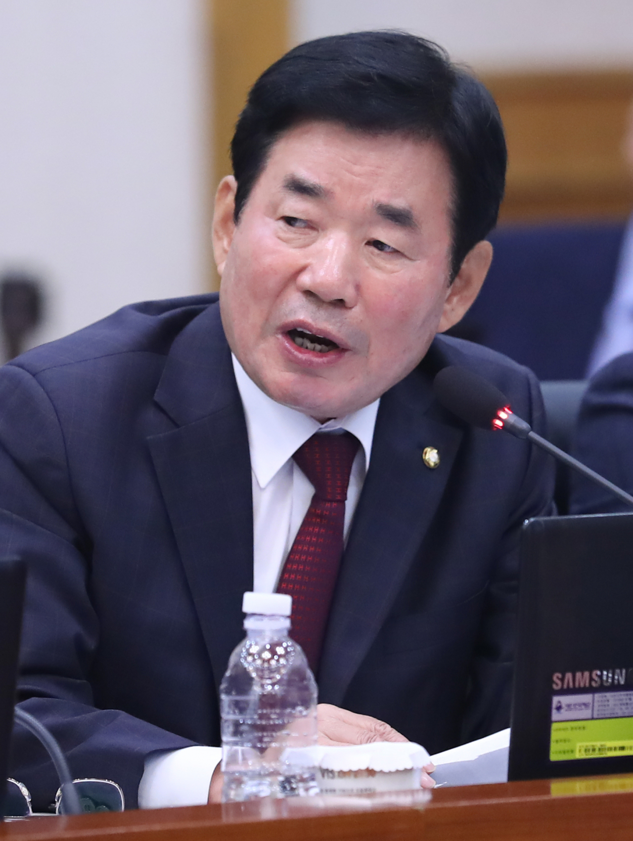 더불어민주당 김진표 의원이 11일 충남 계룡대에서 열린 국회 국방위의 육군본부 등에 대한 국정감사에서 질의하고 있다. 연합뉴스
