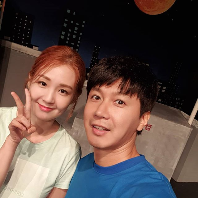 배우 김승현과 방송인 오정연. 연극 '옥상위 달빛이 머무는 자리'에서 부부 역으로 호흡을 맞춘 바 있다. 실제 연인 사이는 전혀 아니다. [김승현 SNS 캡처]
