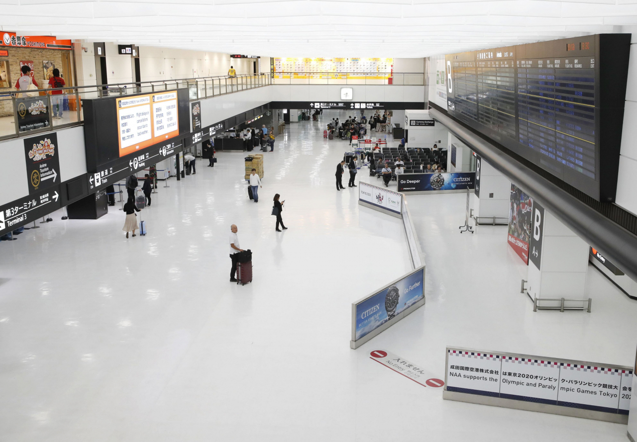 태풍 하기비스 접근에 썰렁한 나리타 공항. [연합뉴스]