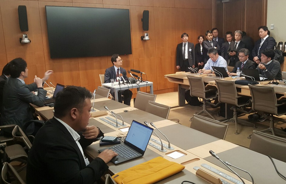 YONHAP PHOTO-0369> WTO 양자협의 브리핑 하는 정해관 수석대표 (제네바=연합뉴스) 임은진 특파원 = 일본의 수출 규제를 두고 한일간 양자협의가 11일(현지시간) 스위스 제네바 세계무역기구(WTO) 본부에서 열린 후 한국 측 수석대표인 정해관 산업통상자원부 신통상질서협력관이 언론 브리핑을 열고 있다. 2019.10.12 engine@yna.co.kr/2019-10-12 02:26:30/ <저작권자 ⓒ 1980-2019 ㈜연합뉴스. 무단 전재 재배포 금지.>