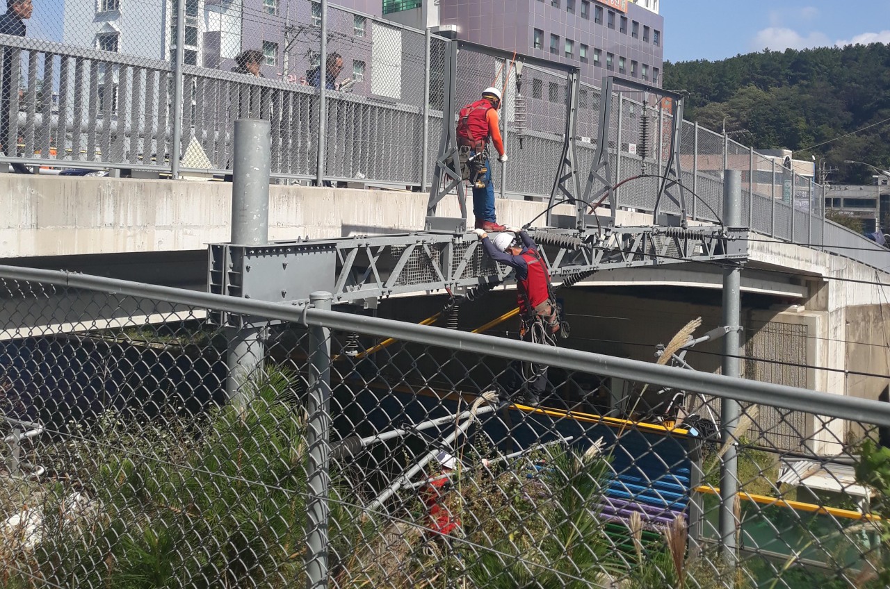The operation of the Donghae Line on the east coast was disrupted after a metal board fell on the railway, cutting off the power supply. A non-express Mugunghwa train carrying 200 passengers suspended its operation after detecting the board.
No casualties were reported in the accident, although there was some disruption to train operations in the area