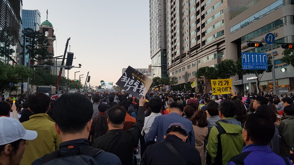 검찰 개혁 사법적폐청산 범국민시민연대(범국민시민연대)는 이날 오후 6시부터 서울 서초구 서울중앙지검 앞에서 ‘제9차 사법적폐청산을 위한 검찰개혁 촛불문화제’를 개최했다. [정세희 기자/say@heraldcorp.com]
