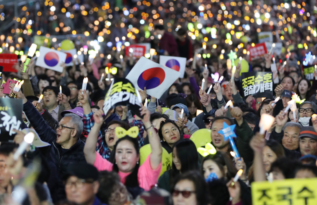 12일 오후 서울 서초구 대검찰청 앞에서 열린 '제9차 사법적폐 청산을 위한 검찰 개혁 촛불 문화제'에서 참가자들이 촛불을 들고 검찰 개혁 구호를 외치고 있다. 연합뉴스