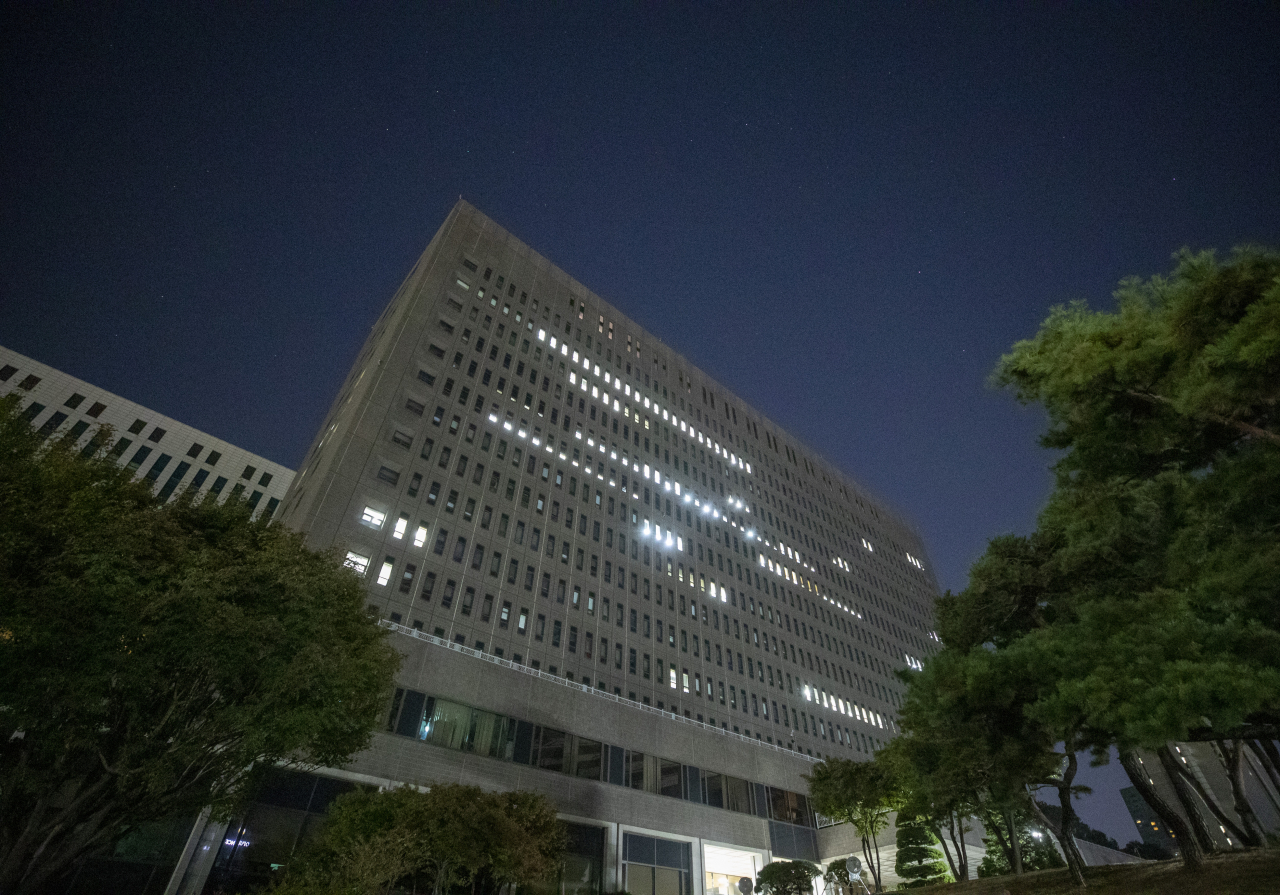 13일 새벽 1시 6분, 조국 법무부 장관 부인 정경심 교수의 비공개 소환 조사가 실시된 서울 서초구 서울중앙지검 건물 사무실에 불이 들어와 있다. 정 교수의 실제 조사는 전날 오후 5시 40분께 끝이 났다. 이후 조서를 열람하는 과정에서 시간이 길어졌고, 정 교수 측 변호인이 심야 열람을 신청해 자정을 넘겨 전체 조사가 마무리됐다. 결국 정교수는 소환된 지 16시간 50분만인 새벽 1시 50분께 서울중앙지검을 나섰다. [연합]
