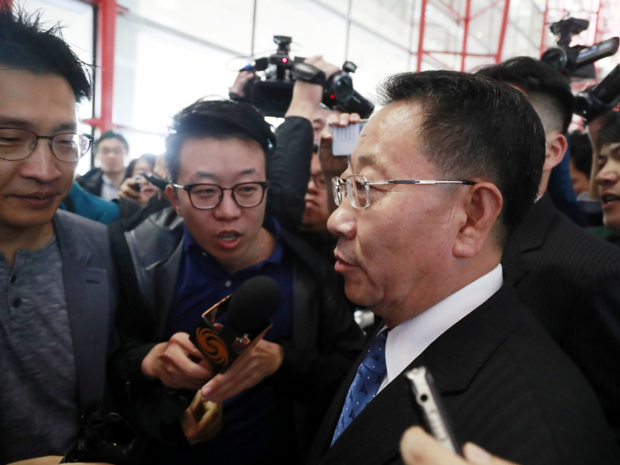 스웨덴 스톡홀름에서 열린 북미 실무협상의 북측 협상 대표로 참석한 김명길 북한 외무성 순회대사가 지난 7일 귀국차 경유지인 베이징(北京)에 도착해 추후 회담 여부는 미국에 달려있다면서 미국의 입장 변화를 촉구했다. [연합]