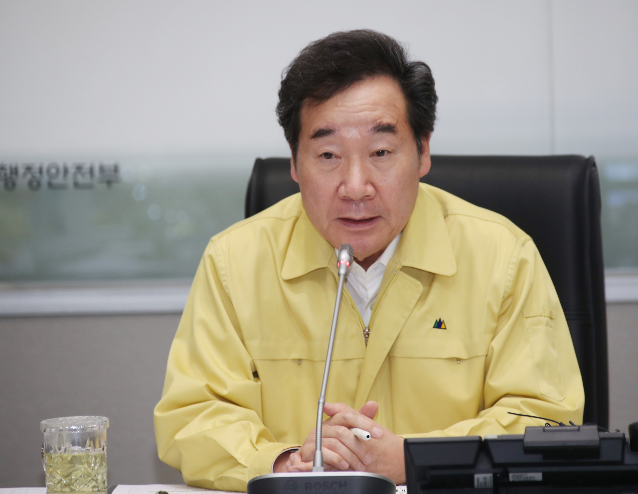 이낙연 국무총리가 지난 20일 정부서울청사 중앙재난안전상황실에서 열린 제17호 태풍 ‘타파’와 아프리카돼지열병(ASF) 대응상황 점검회의에서 발언하고 있다. [연합]