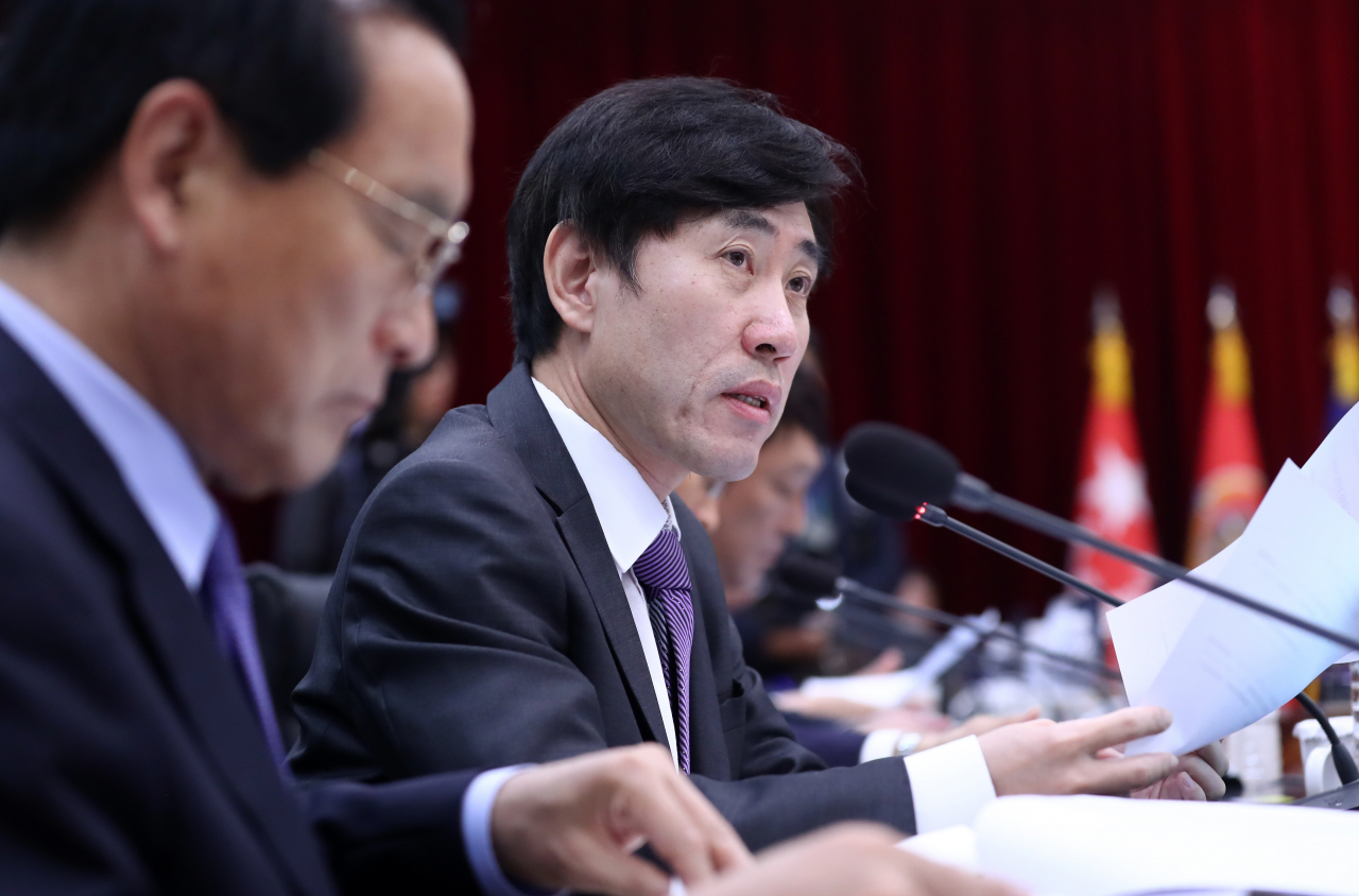 바른미래당 하태경 의원이 11일 충남 계룡대에서 열린 국회 국방위의 육군본부 등에 대한 국정감사에서 질의하고 있다. [연합]