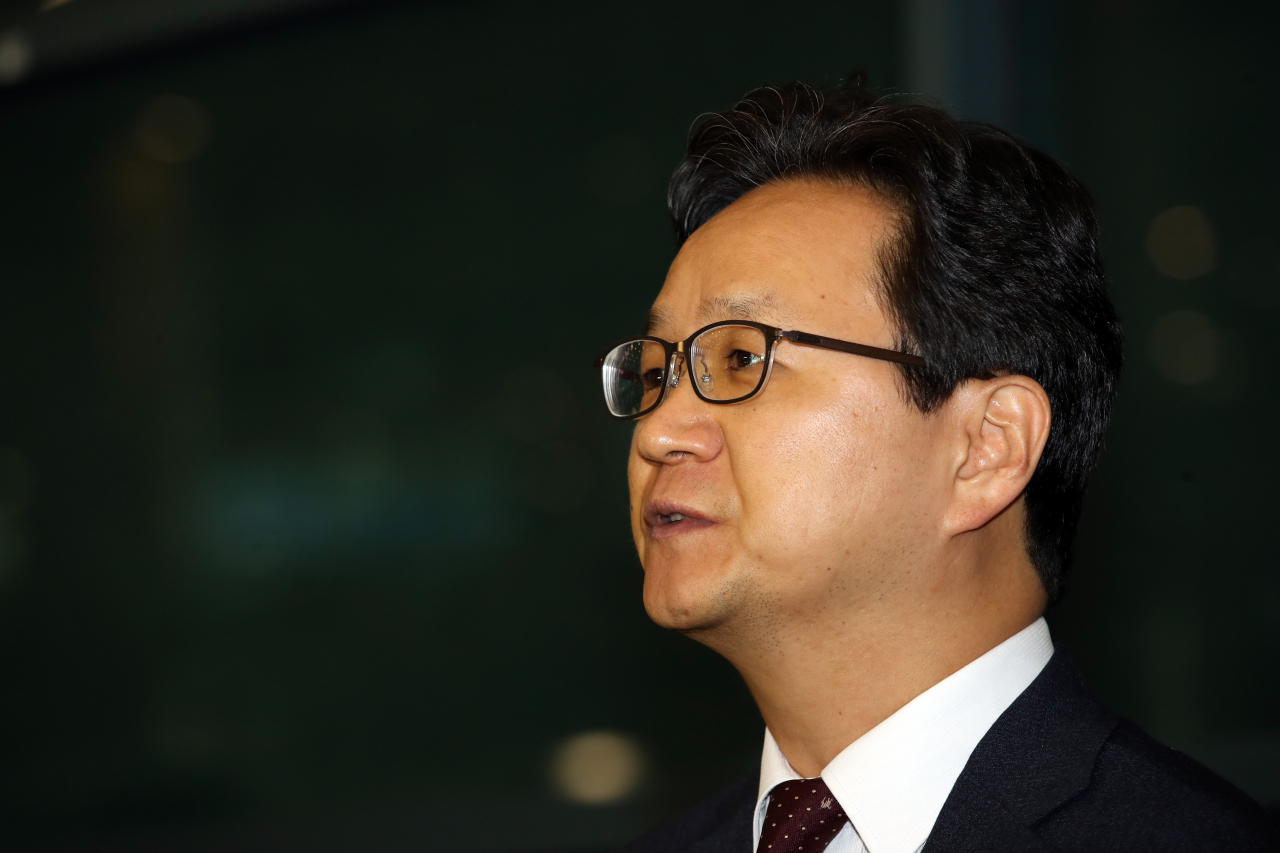 일본의 수출제한 조치를 두고 벌어진 세계무역기구(WTO) 분쟁의 첫 절차인 한일 양자협의 참석차 스위스 제네바를 방문했던 정해관 산업통상자원부 신통상질서협력관이 13일 오전 인천국제공항을 통해 귀국, 취재진과 인터뷰하고 있다. ［연합］