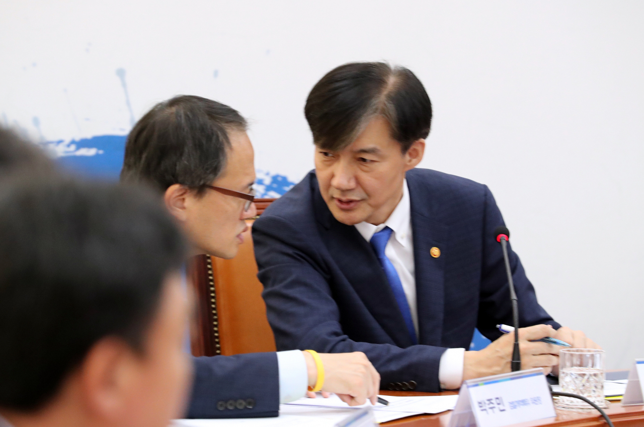 조국 법무부 장관(오른쪽)이 13일 오후 국회 더불어민주당 대표실에서 열린 검찰개혁 고위 당정협의회에서 박주민 검찰개혁특위 위원장과 대화를 나누고 있다. [연합]