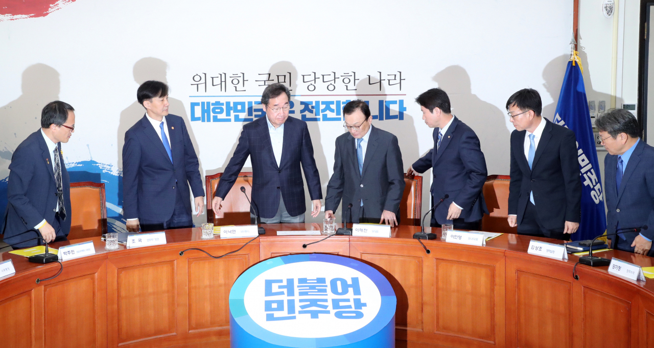 13일 오후 국회 당 대표실에서 열린 검찰개혁 고위 당정협의회에 참석자들이 자리에 착석하고 있다. 왼쪽부터 박주민 검찰개혁특위 위원장, 조국 법무부 장관, 이낙연 총리, 더불어민주당 이해찬 대표, 이인영 원내대표, 김상조 청와대 정책실장, 강기정 청와대 정무수석. [연합]