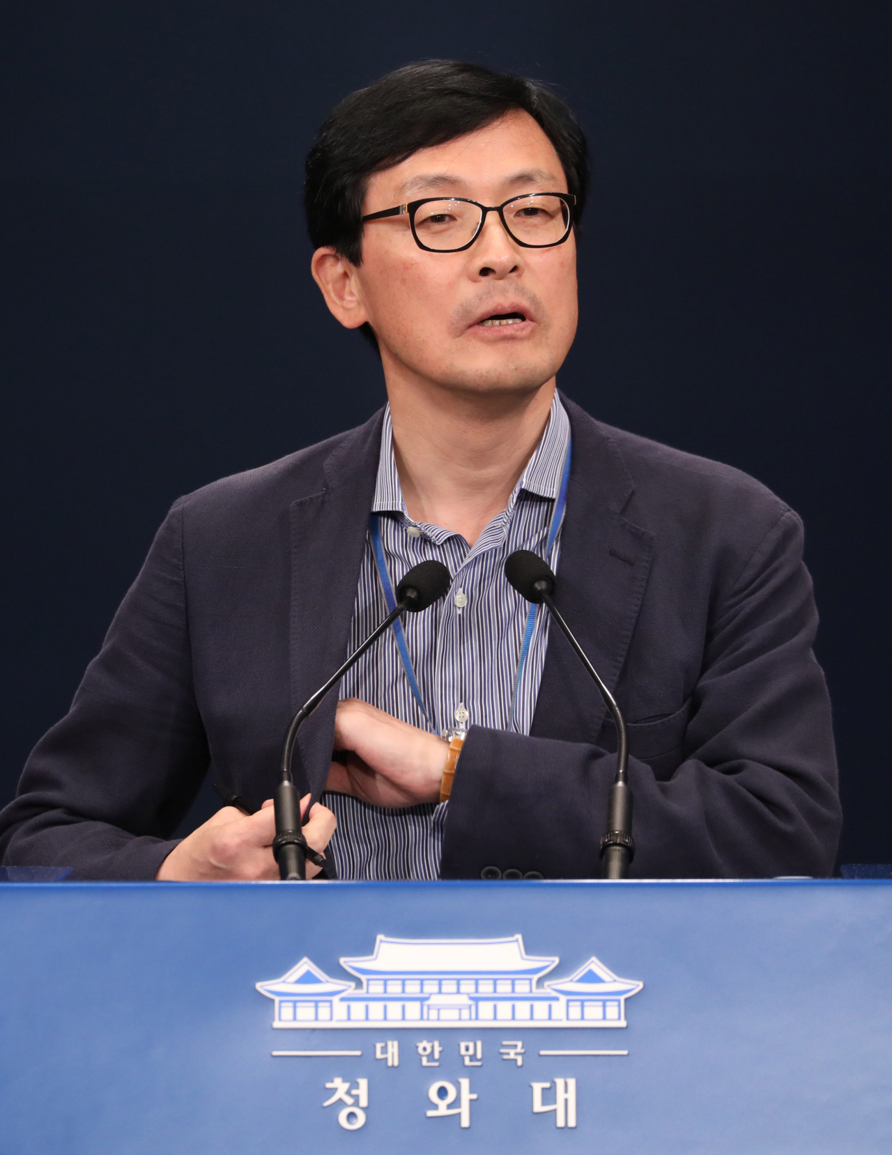 이호승 청와대 경제수석이 13일 오후 청와대에서 경제상황 관련 브리핑을 하고 있다. [연합]