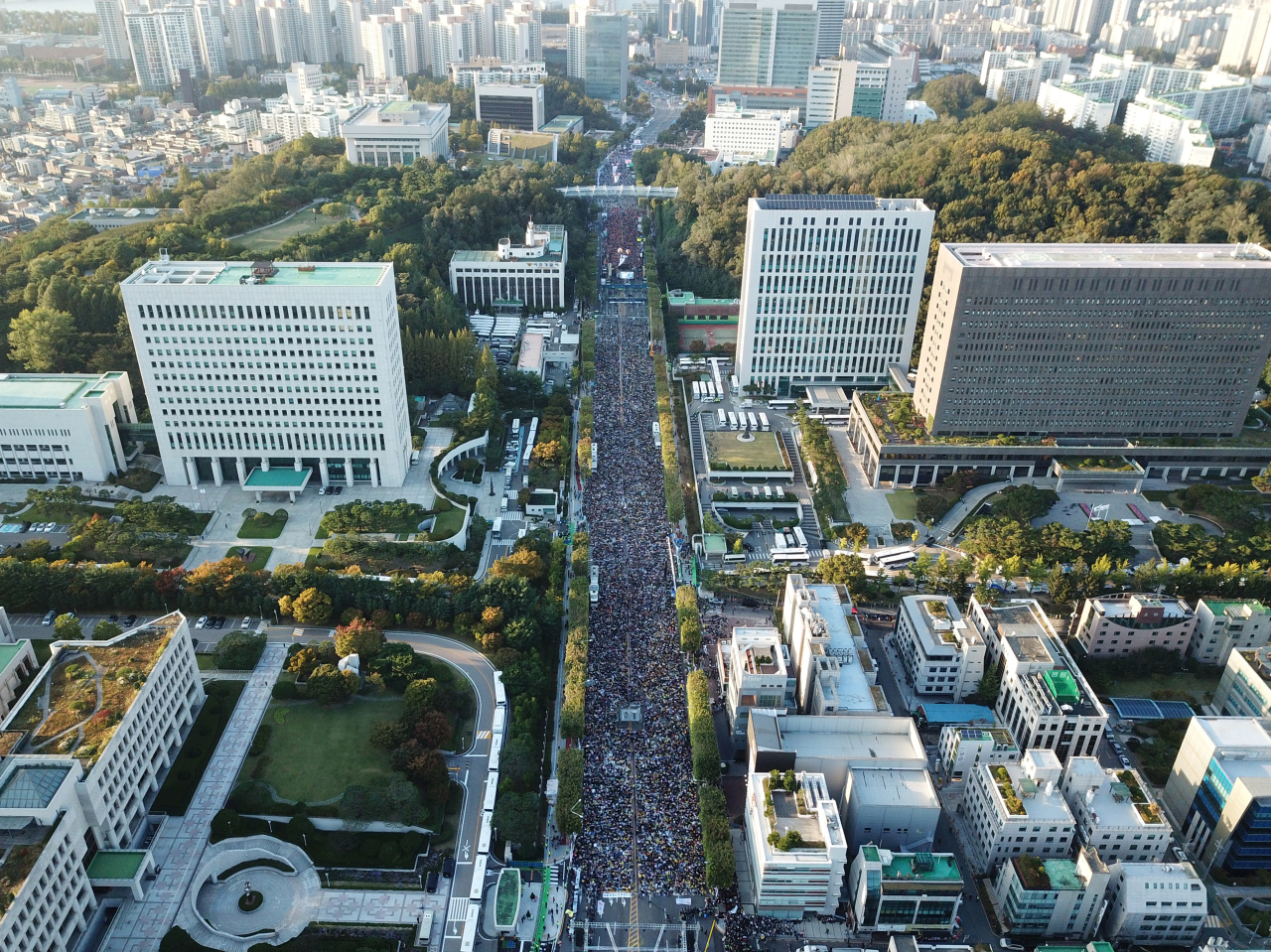 Protesters crowd the street outside the prosecutors' headquarters in Seocho-dong, Seoul, on Saturday. (Yonhap)