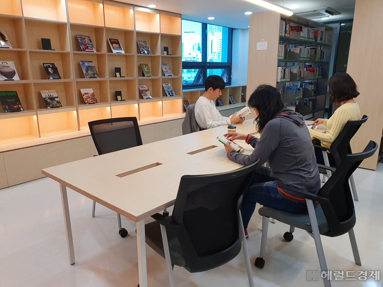 상봉2동 신청사 안에 새로이 문 연 중랑상봉도서관 내부. [중랑구 제공]