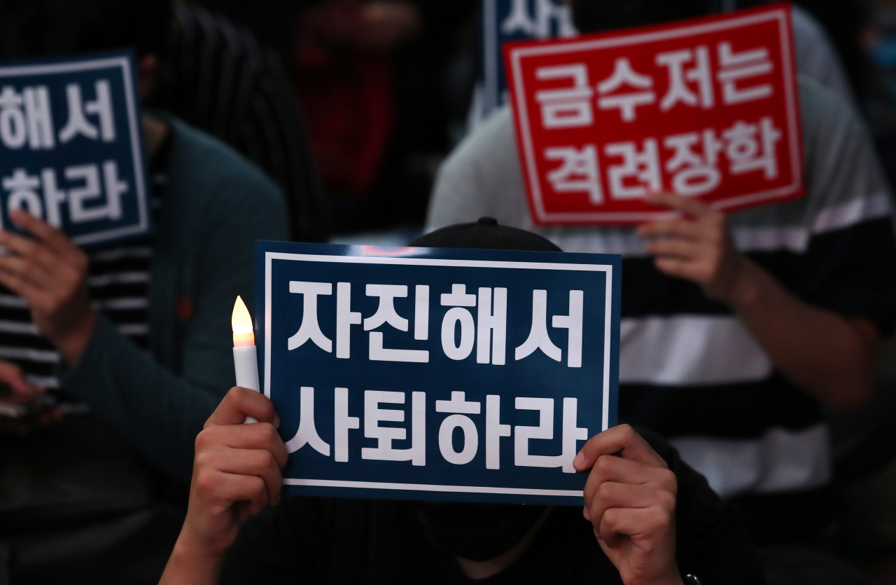 지난 3일 전국대학생연합 주최로 서울 종로구 대학로 마로니에공원 앞에서 열린 조국 법무장관 사퇴 촉구 촛불집회 참가자들이 LED 촛불과 함께 손팻말을 들어보이고 있다. [사진=연합뉴스]