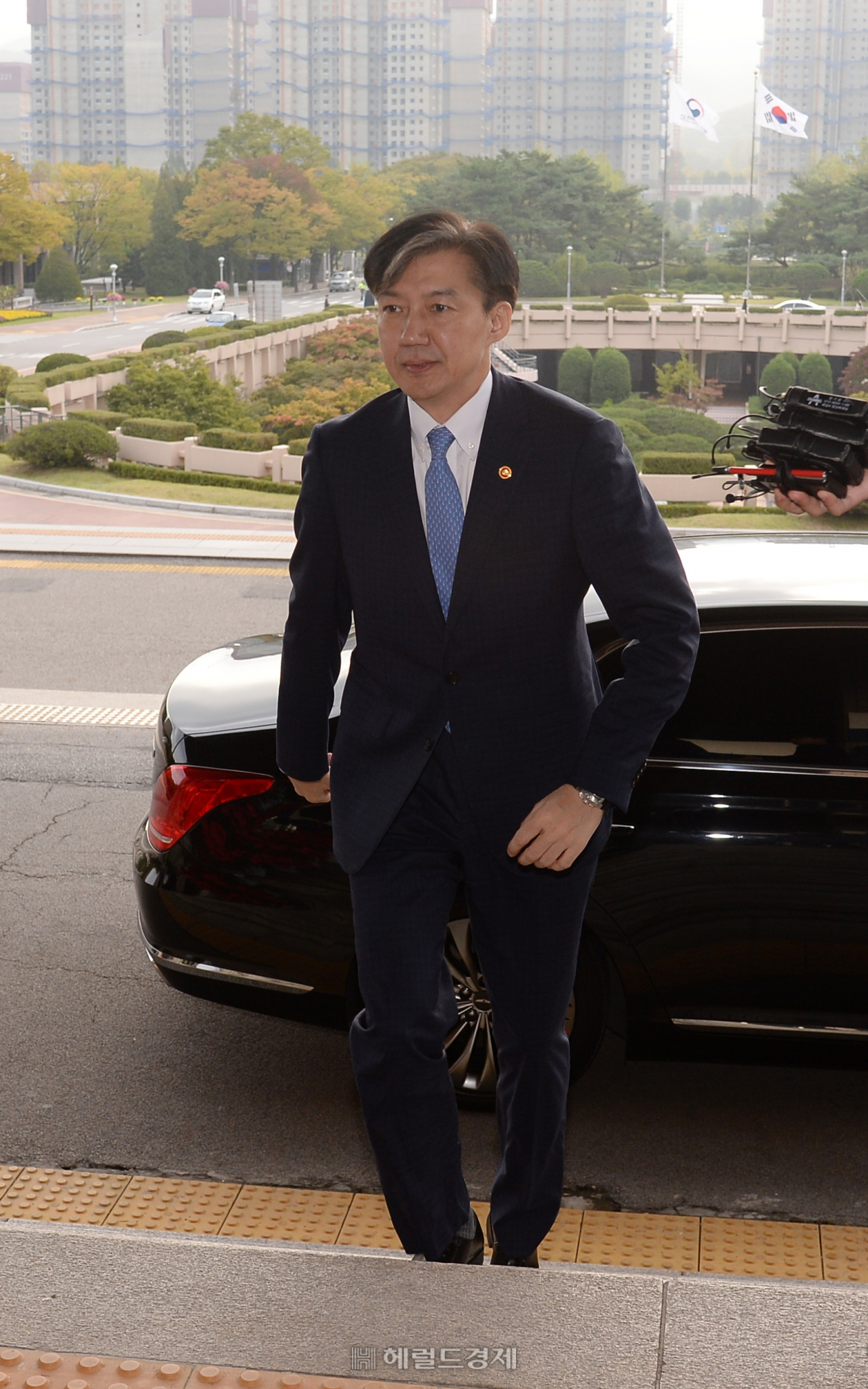 [헤럴드경제=박해묵 기자] 추가 검찰개혁안 브리핑을 앞 둔 조국 법무부장관이 14일 오전 정부과천청사로 출근하고 있다.