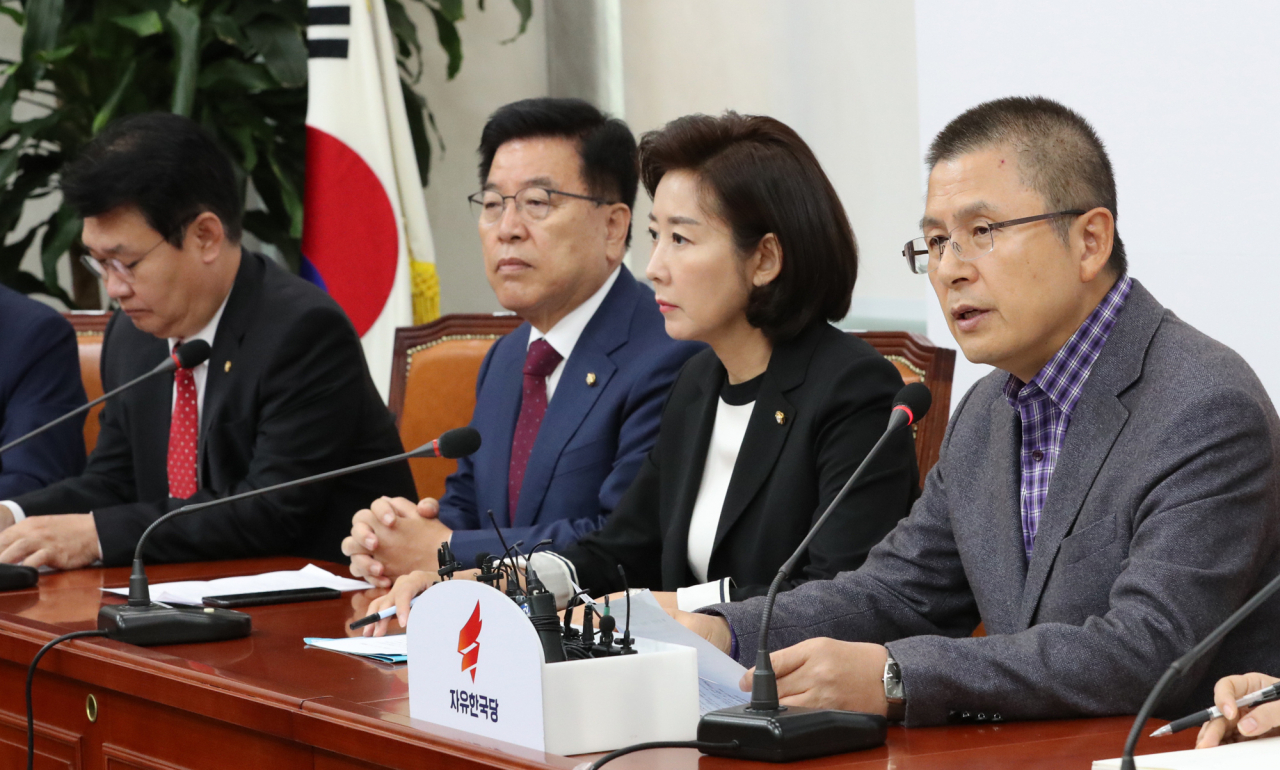 황교안 자유한국당 대표가 14일 오전 국회에서 열린 최고위원회의에서 발언하고 있다. [연합]