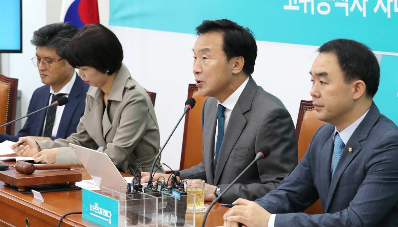 손학규 바른미래당 대표(오른쪽 두번째)가 14일 오전 국회에서 열린 최고위원회의에서 발언하고 있다. [연합]