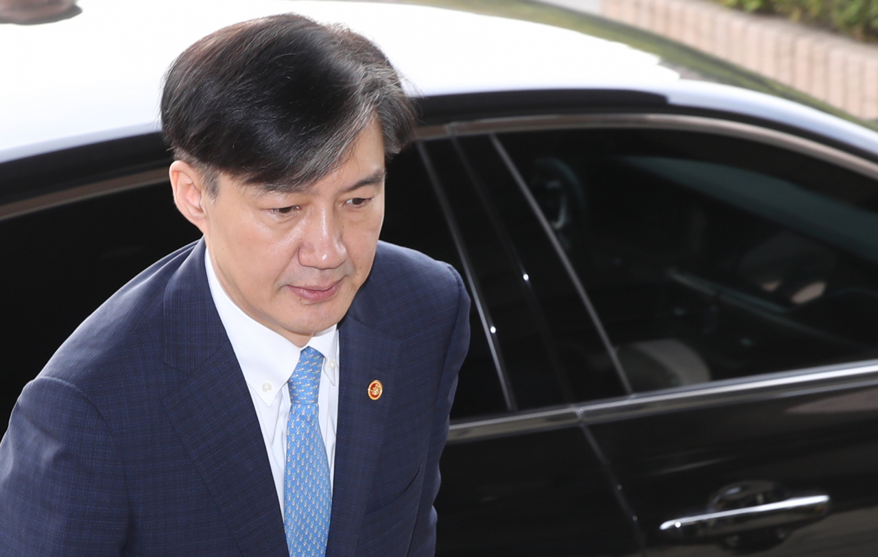 조국 법무부 장관이 14일 오전 경기도 정부과천청사로 출근하고 있다. [연합]