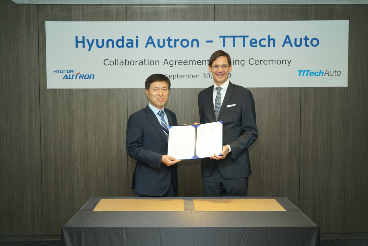 현대오트론은 지난달 30일 삼성동 본사에서 TTTech Auto와 협력 계약을 체결하고 자율주행 및 자율주차 시스템의 소프트웨어 통합을 위한 ‘현대차 ADAS 표준 SW 플랫폼’ 개발에 착수했다고 14일 밝혔다. 문대흥(왼쪽) 현대오트론 대표이사와 게오르그 코페츠 TTTech Auto CEO가 계약을 체결하고 있다. [현대오트론 제공]