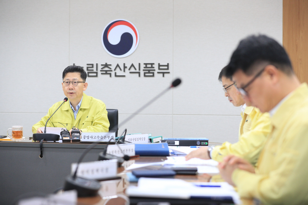 김현수(왼쪽 첫번째) 농림축산식품부 장관이 14일 정부세종청사에서 열린 아프리카돼지열병 일일상황점검회의에서 모두발언하고 있다. ［농림축산식품부 제공］