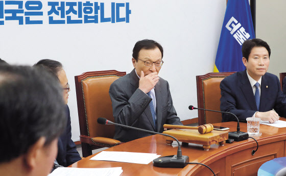 이해찬 더불어민주당 대표가 14일 오전 국회에서 열린 최고위원회의에서 치과 치료로 몸이 불편해 이인영 원내대표에게 모두발언 순서를 넘기고 있다. [연합]