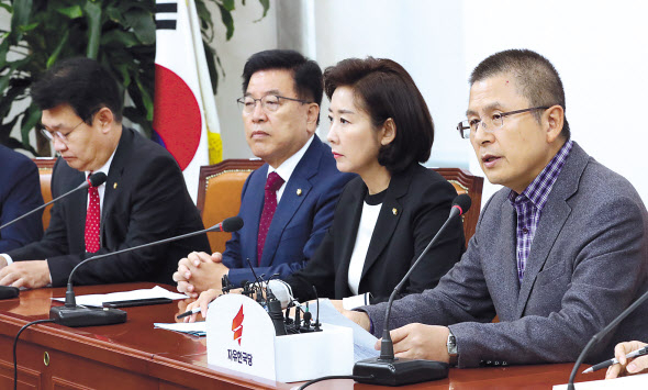 황교안 자유한국당 대표가 14일 오전 국회에서 열린 최고위원회의에서 발언하고 있다. 나경원 원내대표 등이 이를 듣고 있다. [연합]