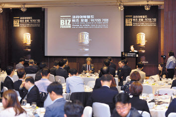 11일 서울 장충동 신라호텔에서 열린 ‘제2회 코리아헤럴드 비즈포럼’ 참석자들이 조성욱 공정거래위원장의 축사를 듣고 있다.박현구 기자/phko@heraldcorp.com