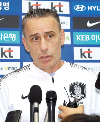 평양 원정길에 오르는 한국축구 대표팀 파울루 벤투 감독이 13일 인천국제공항에서 출국에 앞서 언론 인터뷰를 하고 있다. [연합]