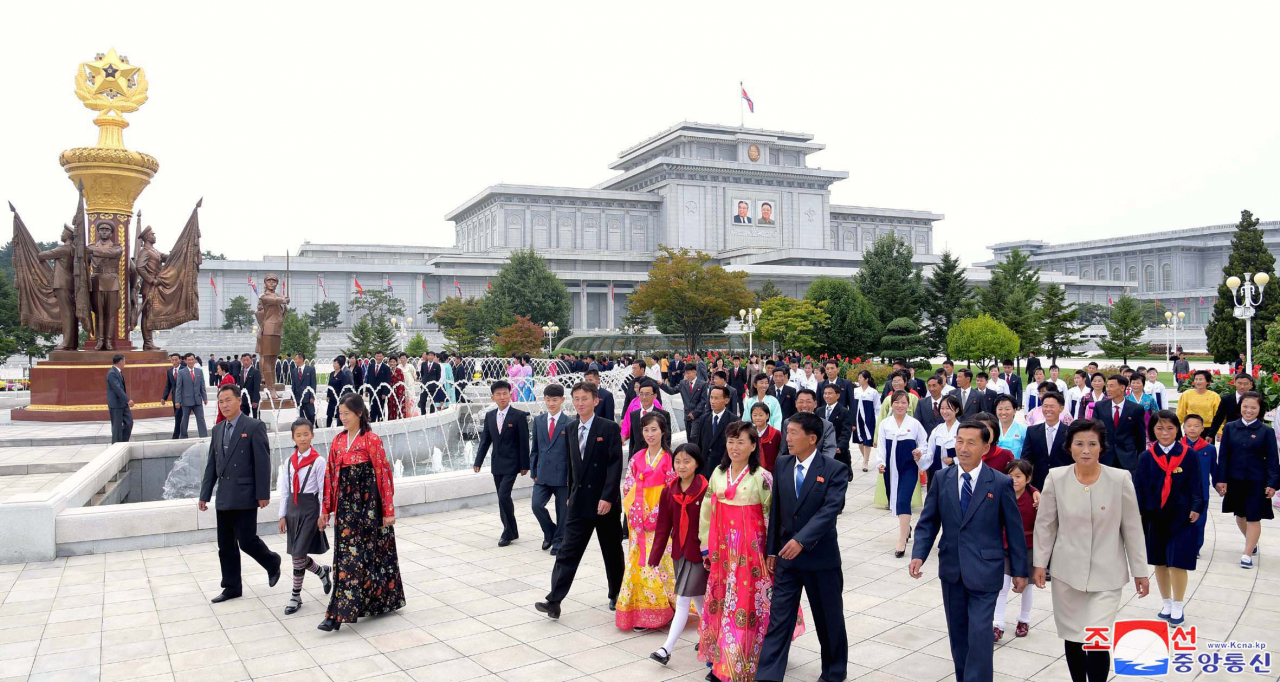 조선노동당 창건 74주년을 맞아 북한 노동자와 청소년, 학생, 인민군 장병들이 금수산태양궁전을 찾았다고 조선중앙통신이 지난 10일 보도했다. [연합]