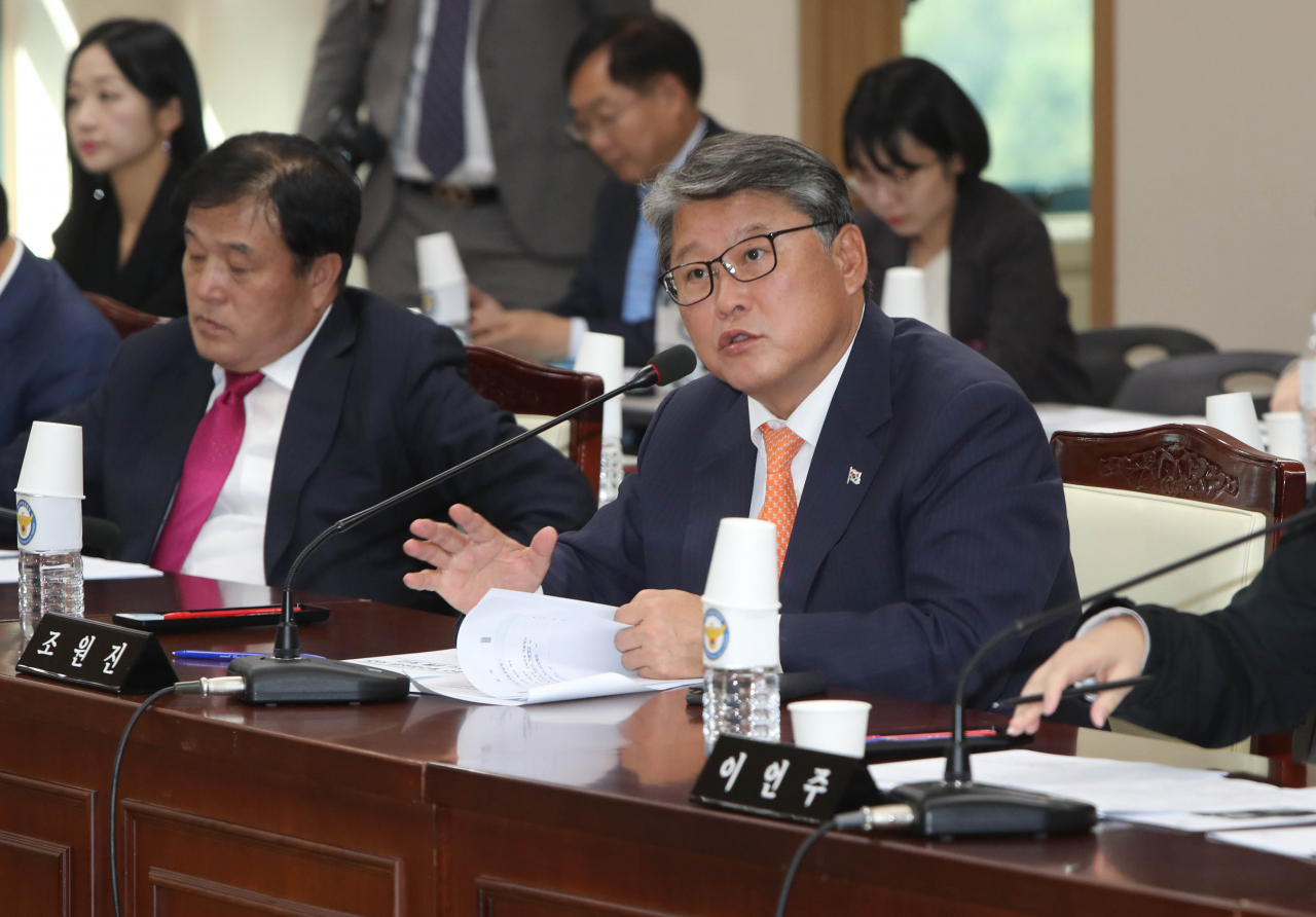 우리공화당 조원진 의원이 10일 오후 대구지방경찰청에서 열린 국회 행정안전위원회의 대구경찰청 현장시찰에서 송민헌 대구경찰청장에게 대구 성매매 집결지 자갈마당 종사자와 전·현직 경찰관 유착 의혹 등을 거론하며 사건의 조속하고 명확한 수사를 촉구하고 있다. [연합]
