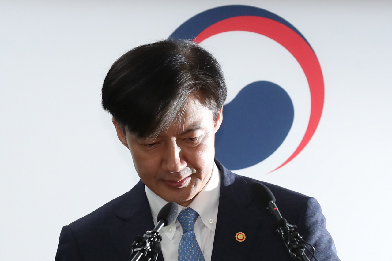 조국 법무부 장관이 14일 오전 경기도 정부과천청사에서 특수부 축소 등을 주요 내용으로 하는 검찰개혁안 발표를 하기 앞서 자료를 살피고 있다. [연합]