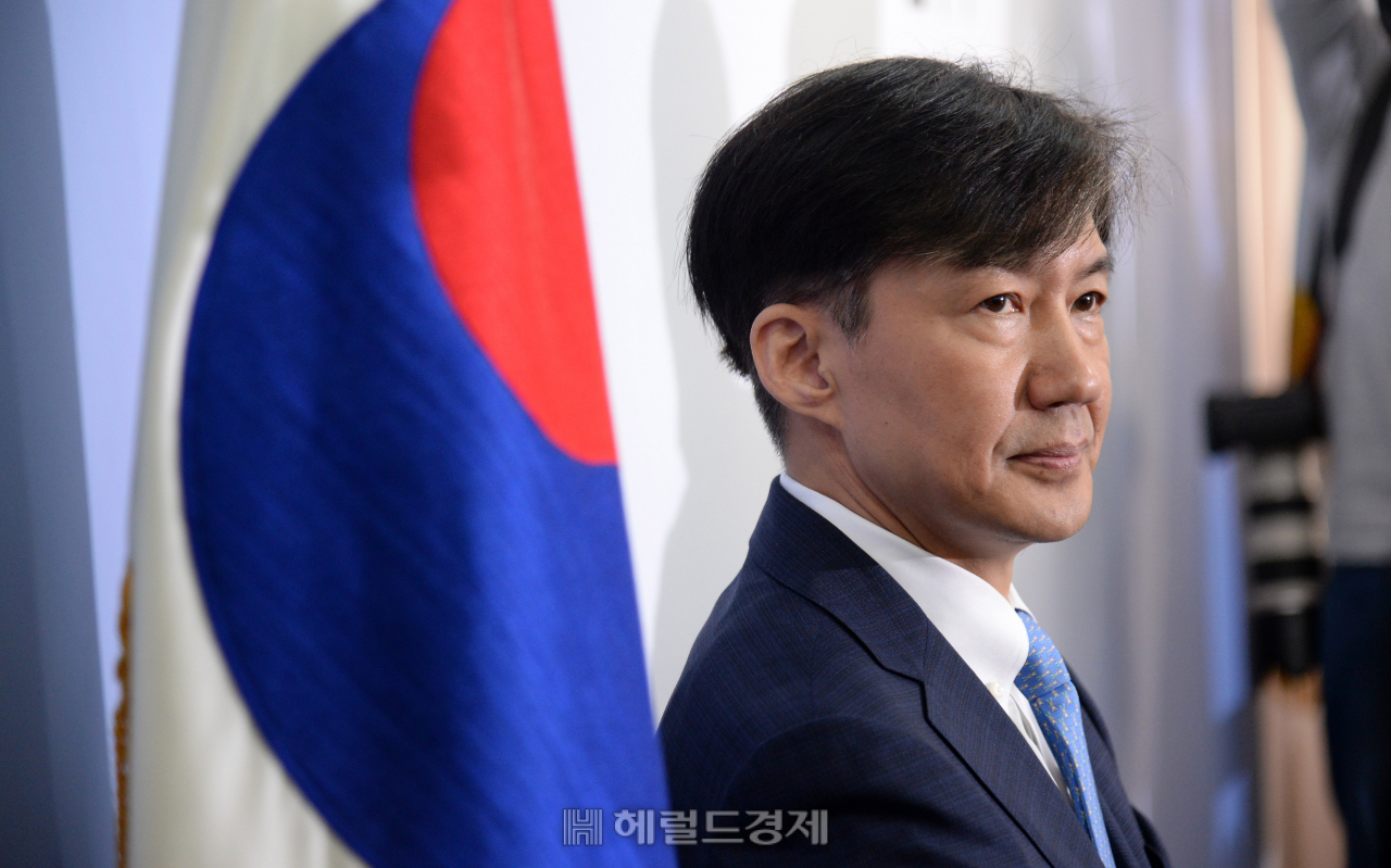 [헤럴드경제=박해묵 기자] 14일 오전 조국 법무부장관이 정부과천청사에서 추가 검찰개혁안을 발표한 뒤 취재진과 질의응답을 위해 대기하고 있다.