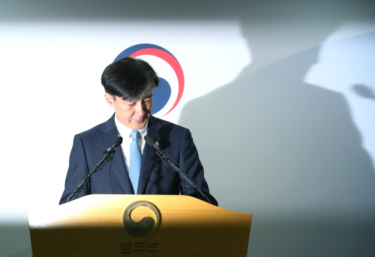 조국 법무부 장관이 14일 오전 경기도 정부과천청사에서 특수부 축소 등을 주요 내용으로 하는 검찰개혁안을 발표한 뒤 마이크에서 물러서고 있다. 조 장관은 이날 오후 전격 사퇴 의사를 밝혔다. [사진=연합뉴스]