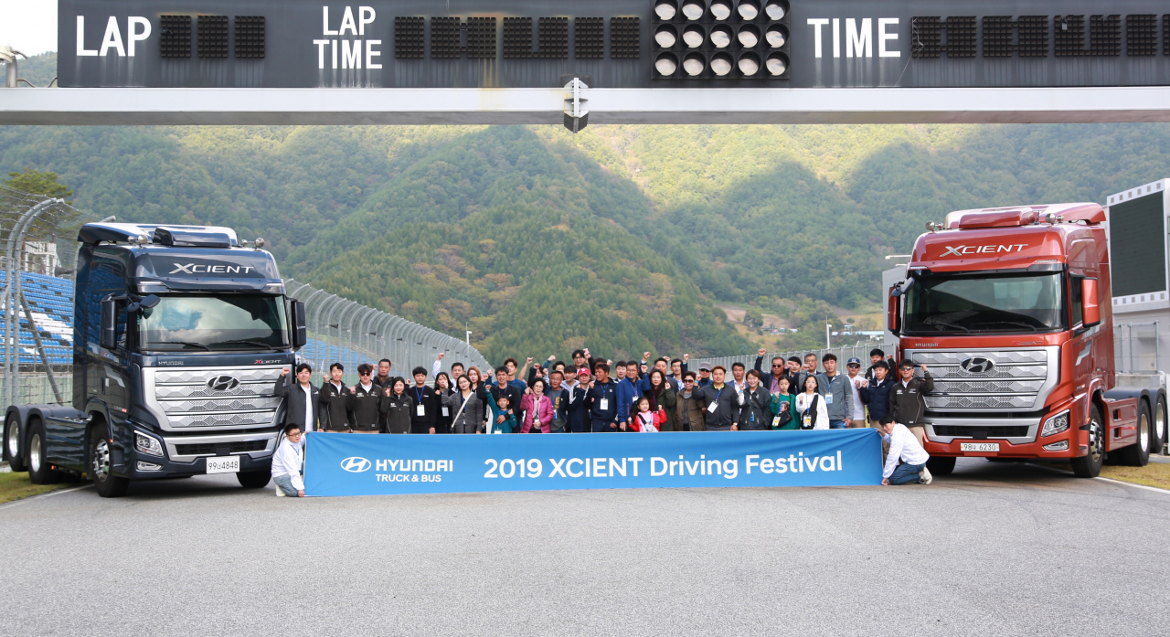 현대차는 14일 인제스피디움에서 대형트럭 엑시언트 차주 및 동반인 40명을 초청해 ’2019 엑시언트 드라이빙 페스티벌‘을 진행했다. 사진은 참가자들이 기념촬영을 하는 모습. [현대차 제공]