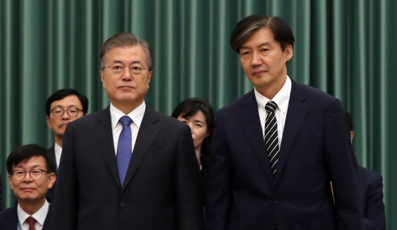 문재인 대통령이 지난 9월 9일 청와대에서 조국 신임 법무부 장관 등에게 임명장을 수여했다. 조국 신임 장관이 임명장 수여 후 문 대통령과 기념촬영을 하고 있다. [연합]
