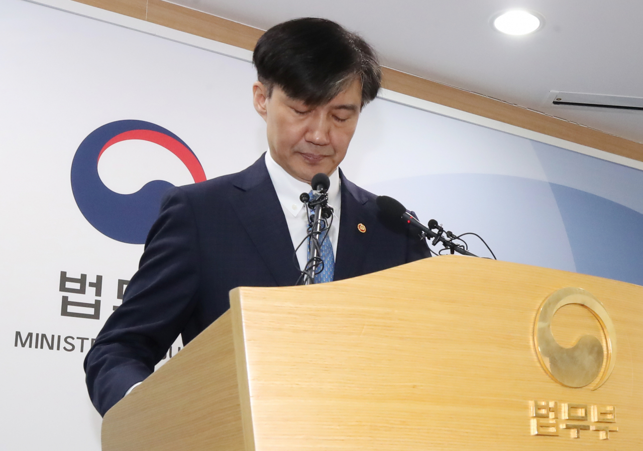 조국 법무부 장관이 14일 오전 경기도 정부과천청사에서 특수부 축소 등을 주요 내용으로 하는 검찰개혁안을 발표한 뒤 마이크 앞에서 물러서고 있다. 조 장관은 이날 오후 전격 사퇴 의사를 밝혔다. [연합]
