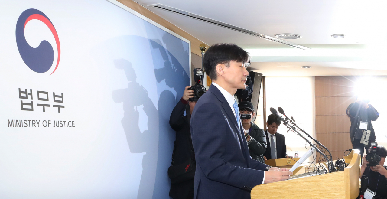 조국 법무부 장관이 14일 오전 경기도 정부과천청사에서 특수부 축소 등을 주요 내용으로 하는 검찰개혁안을 발표하던 중 눈을 감고있다. 조 장관은 이날 오후 전격 사퇴 의사를 밝혔다. [연합]