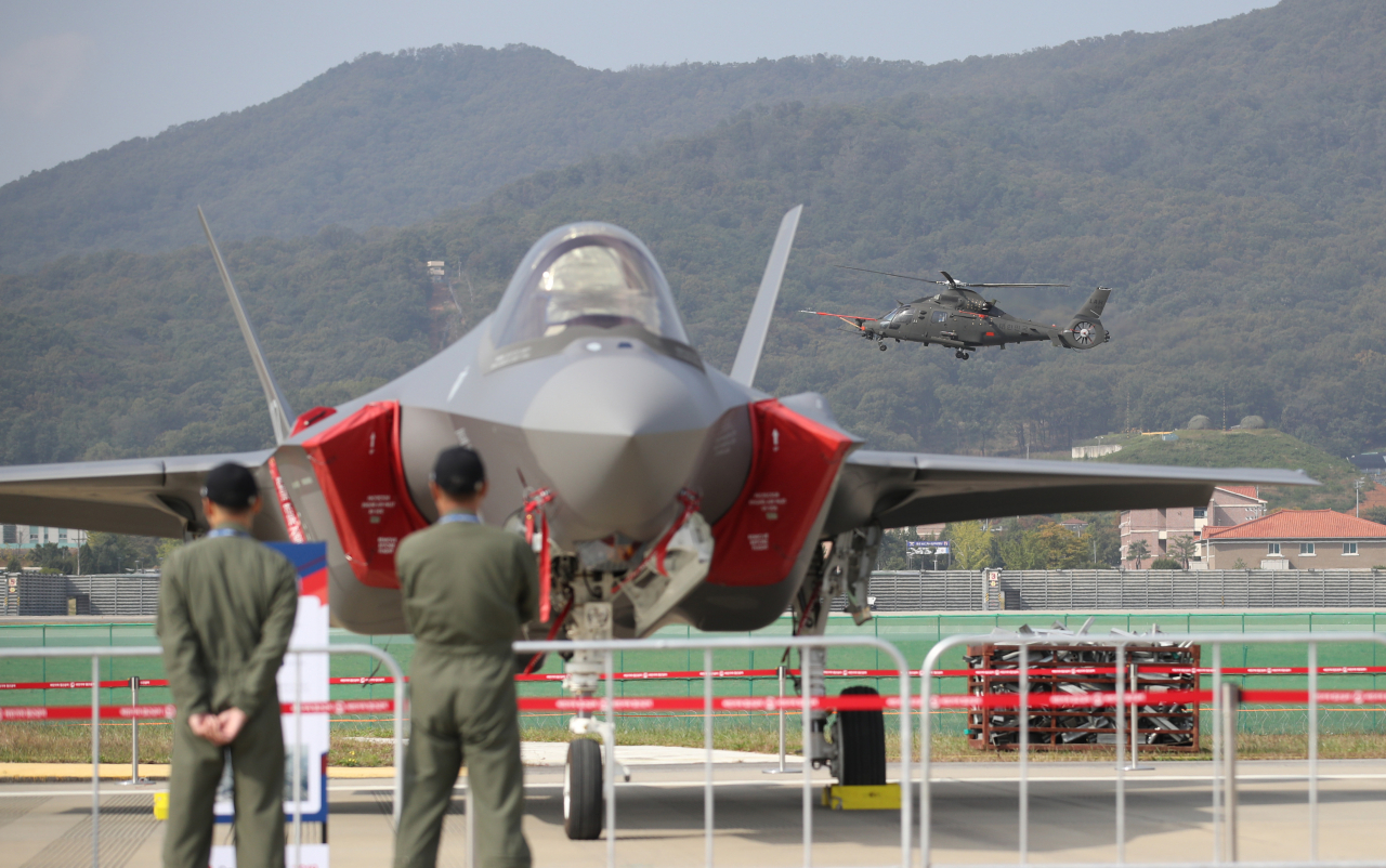 14일 경기 성남 서울공항에서 열린 아덱스 언론공개 행사에서 F-35A가 전시돼 있다.[연합]