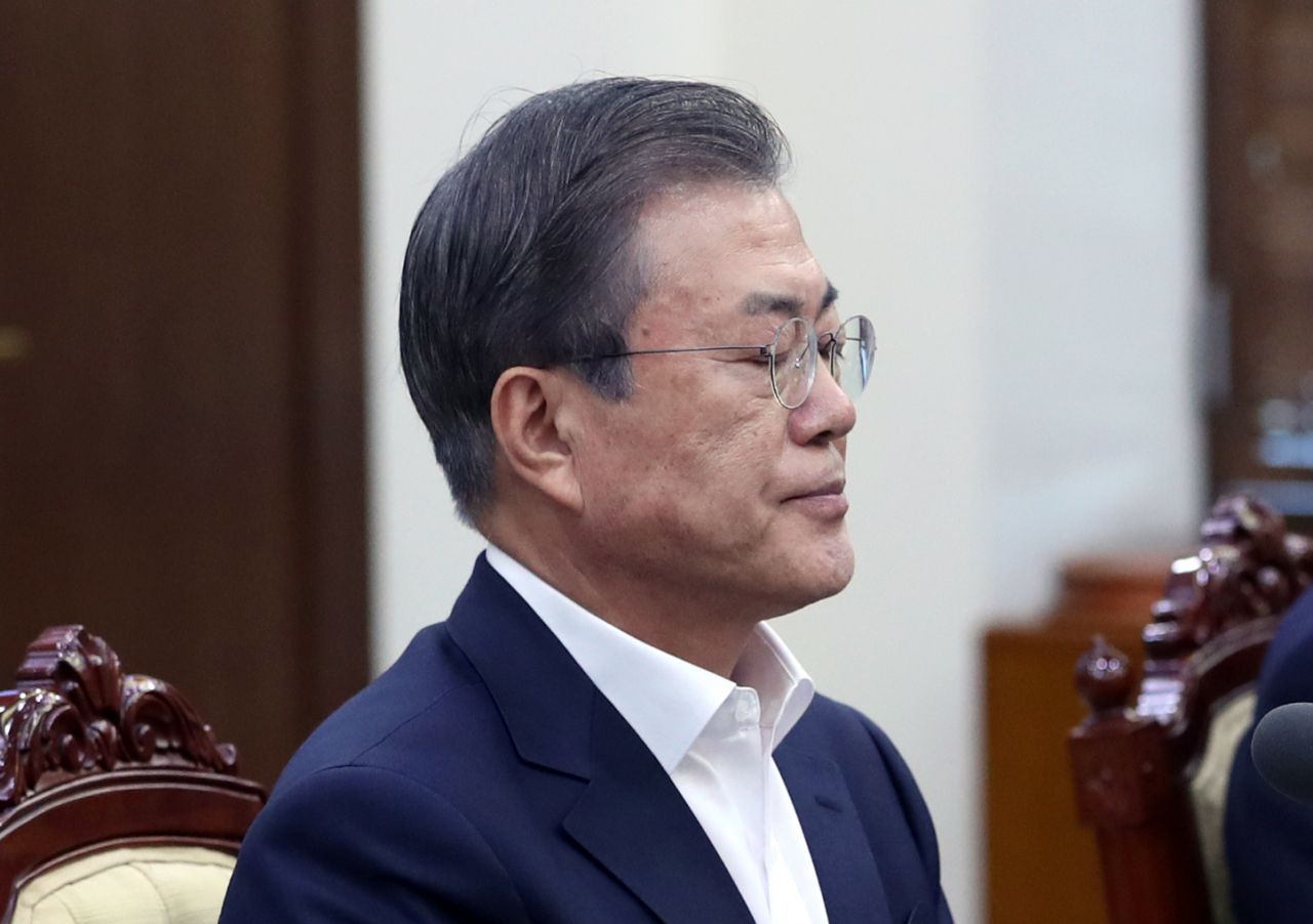 조국 장관이 사의를 표명한 14일 오후 문재인 대통령이 청와대에서 열린 수석·보좌관 회의에 참석하고 있다. [연합]