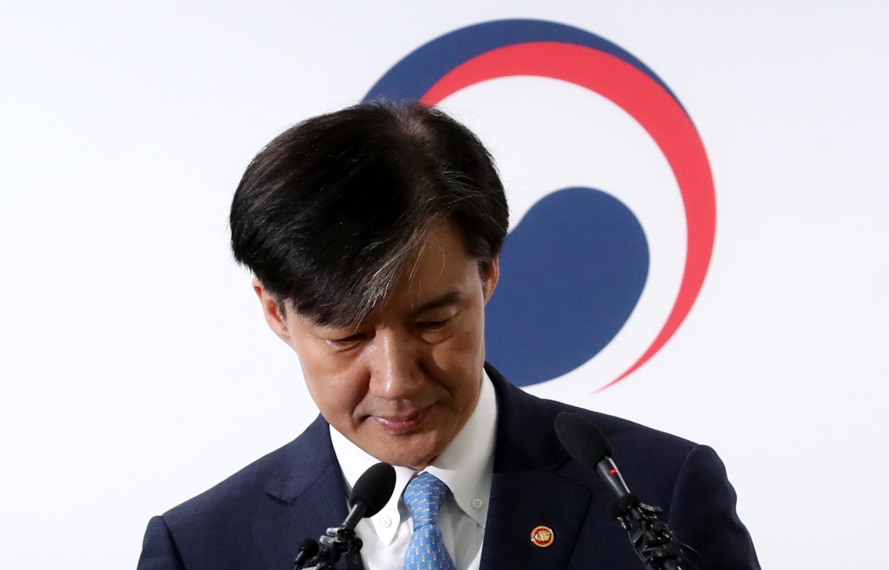 조국 전 법무부 장관이 지난 14일 오전 경기 과천 정부과천청사에서 특수부 축소 등을 주요 내용으로 하는 검찰 개혁안을 발표하기 위해 마이크 앞으로 향하고 있다. 조 전 장관은 같은 날 오후 전격 사퇴 의사를 밝혔다. [연합]