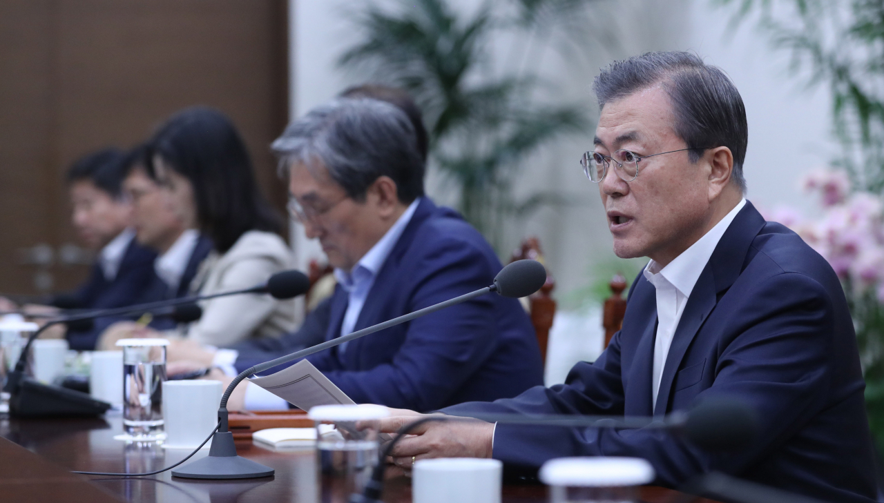 문재인 대통령이 14일 오후 청와대에서 수석·보좌관 회의 모두발언을 하고 있다. 연합뉴스