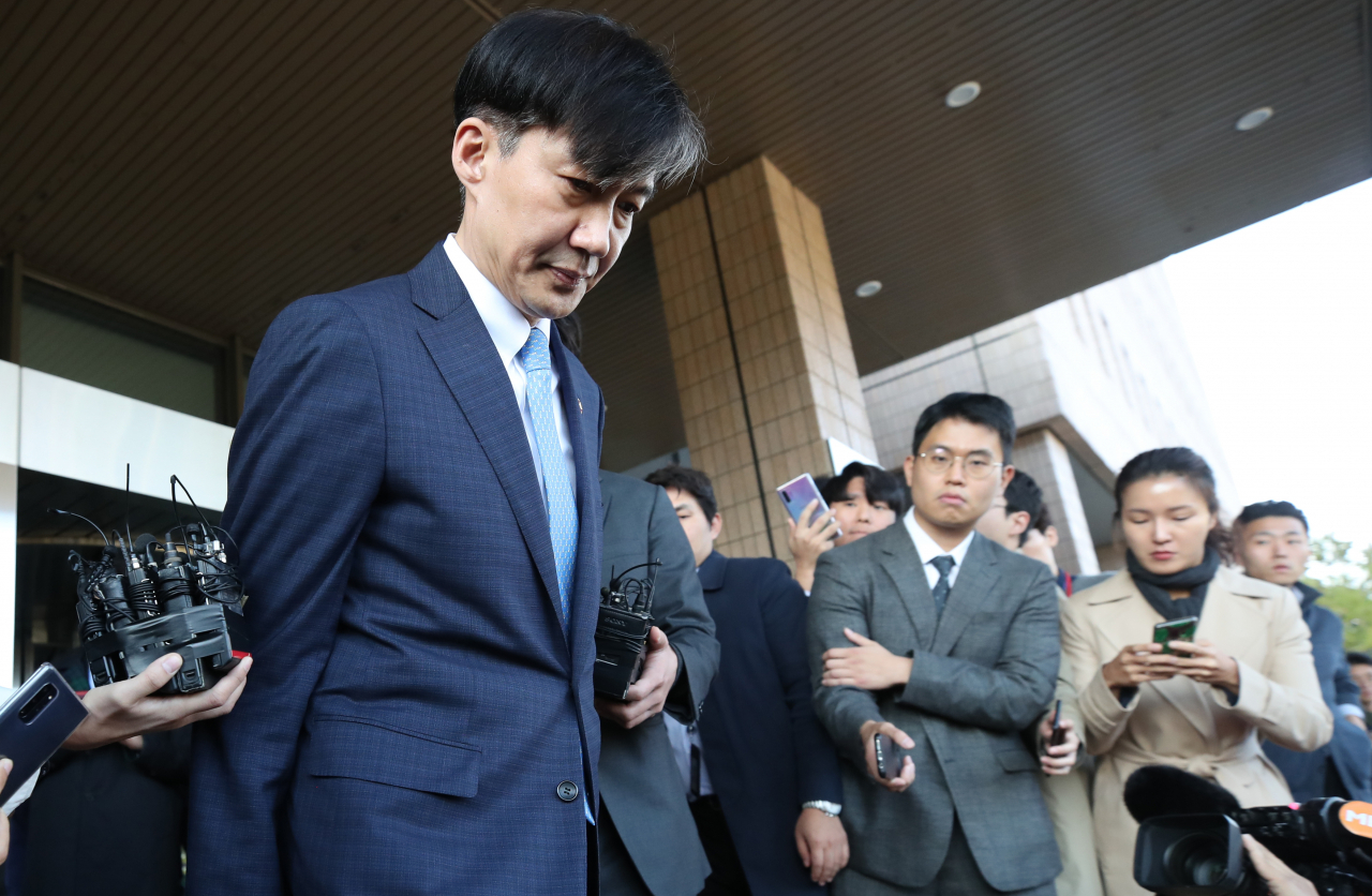 전격적으로 사의를 밝힌 조국 법무부 장관이 14일 오후 정부과천청사 법무부를 나서고 있다. 연합뉴스