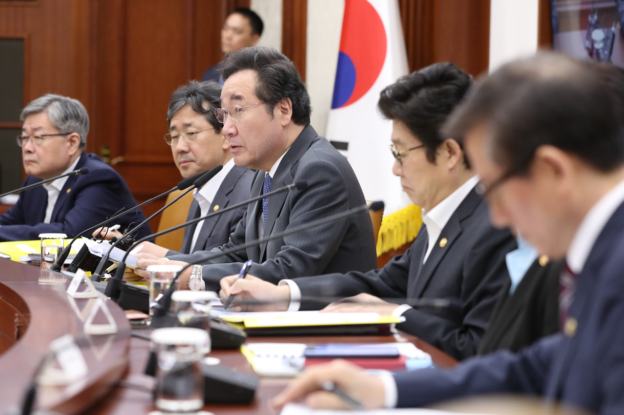 Prime Minister Lee Nak-yon speaks at a government meeting on Oct. 10. Yonhap