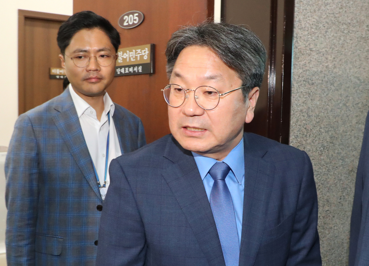 조국 법무부 장관이 사의를 밝힌 14일 오후 강기정 청와대 정무수석(오른쪽)이 더불어민주당 이해찬 대표를 만난 뒤 나오고 있다. [연합]