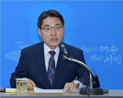 권오봉 여수시장이 14일 시청에서 기자회견을 열고 있다. [사진=여수시]
