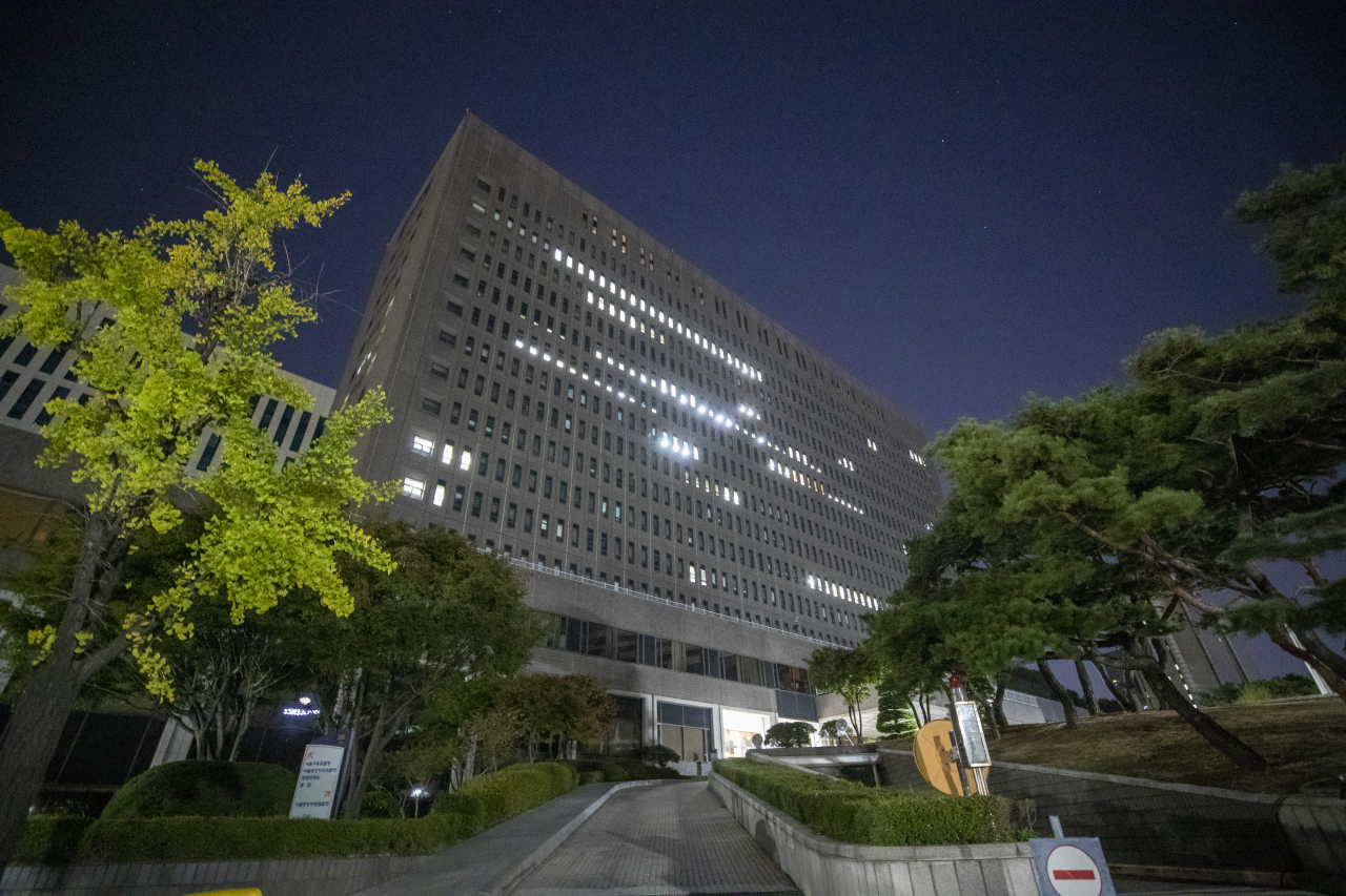 지난 13일 새벽 조국 전 법무부 장관의 부인 정경심 동양대 교양학부 교수의 비공개 소환 조사가 진행 중인 서울 서초구 서울중앙지검 건물 사무실에 불이 들어와 있다. [연합]