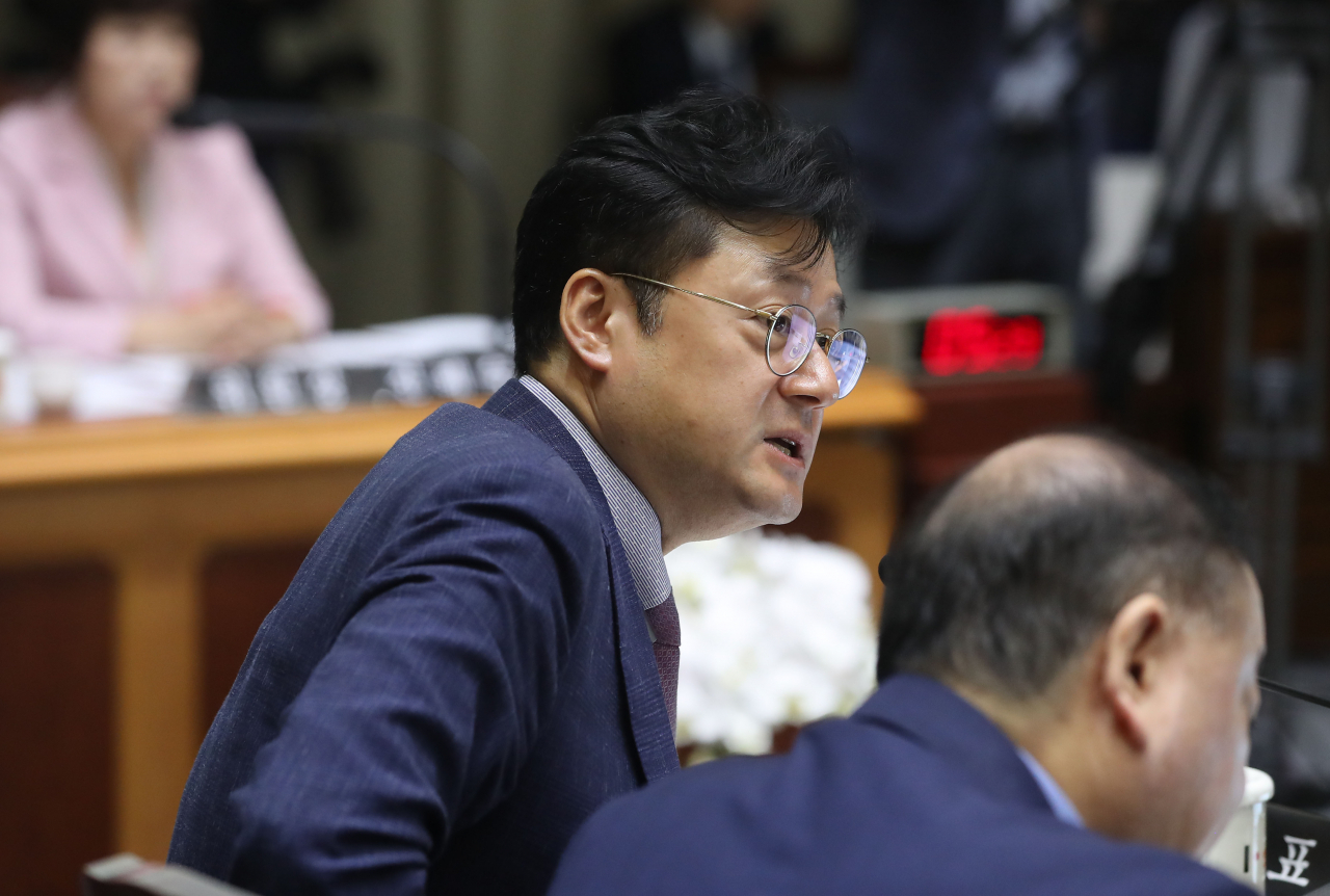 더불어민주당 홍익표 의원이 14일 오전 서울시청에서 열린 국회 행정안전위원회 국정감사에서 질의를 하고 있다. 연합뉴스