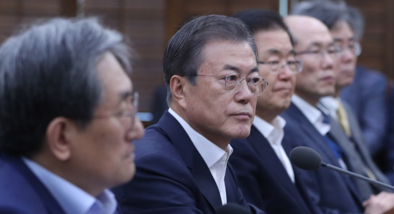 문재인 대통령이 14일 오후 청와대에서 수석·보좌관 회의 모두발언 후 장내 정리를 기다리고 있다. 왼쪽부터 노영민 비서실장, 문 대통령, 정의용 국가안보실장. [연합]