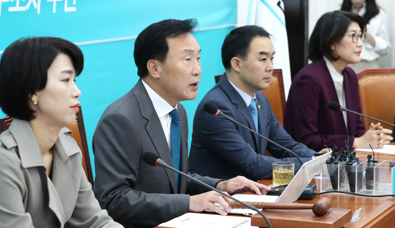 바른미래당 손학규 대표(왼쪽 두번째)가 14일 오전 국회에서 열린 최고위원회의에서 발언하고 있다. 연합뉴스
